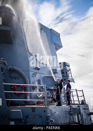 180714-N-LI 768-1055 PAZIFISCHER OZEAN (14 Juli 2018) - Segler in den geführten zugeordnet Anti-raketen-Zerstörer USS Dewey (DDG105) führen Sie eine frische Wasser waschen, während das Schiff unterwegs ist die Teilnahme an den Rand des Pazifik (Rimpac) Übung, Juli 14. 25 Nationen, 46 Schiffe, 5 U-Boote, über 200 Flugzeuge, und 25.000 Mitarbeiter beteiligen sich an Rimpac vom 27. Juni bis 2. August in und um die hawaiischen Inseln und Südkalifornien. Die weltweit größte internationale maritime Übung RIMPAC bietet eine einzigartige Ausbildung während der Förderung und Erhaltung der Genossenschaft relationsh Stockfoto