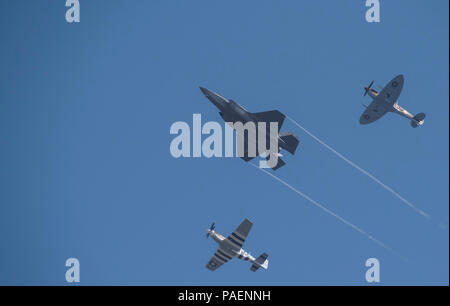 Ein US Air Force F-35A Lightning II, P-51D Mustang und VS Spitfire einem USAF Erbe während der 2018 Royal International Air Tattoo (RIAT) an RAF Fairford, Vereinigtes Königreich (UK) am 14. Juli 2018 durchzuführen. RIAT feierte in diesem Jahr das 100-jährige Jubiläum der RAF und hob die Vereinigten Staaten überhaupt - starke Allianz mit Großbritannien. (U.S. Air Force Foto von TSgt Brian Kimball) Stockfoto