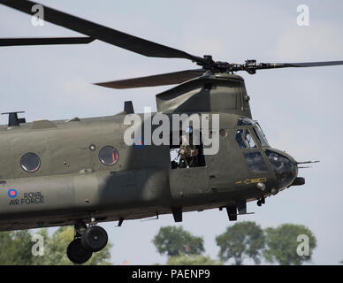 Die Royal Air Force Pilot demonstriert die fliegenden Fähigkeiten des Chinook HC.6 ein Hubschrauber während des 2018 Royal International Air Tattoo (RIAT) an RAF Fairford, Vereinigtes Königreich (UK) am 14. Juli 2018. RIAT feierte in diesem Jahr das 100-jährige Jubiläum der RAF und hob die Vereinigten Staaten überhaupt - starke Allianz mit Großbritannien. (U.S. Air Force Foto von TSgt Brian Kimball) Stockfoto