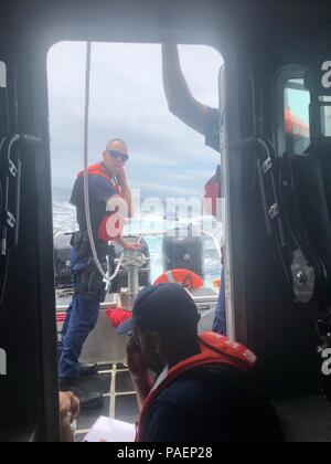 33-Foot Special Purpose Craft – Law Enforcement ist ein Einsatzschiff der US-Küstenwache, das für maritime Sicherheits- und Rettungseinsätze entwickelt wurde. Das Archivbild dokumentiert eine Rettung in der Nähe der Hans-Lollik-Inseln, U.S. Virgin Islands, am 14. Juli 2018 nach einem MAYDAY-Aufruf über UKW-Seefunk. Stockfoto