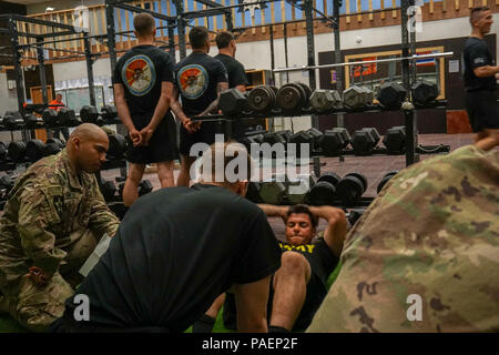 Troopers von CrazyHorse Truppe, 1 Staffel, 3.Kavallerie Regiments "Brave Gewehre", führte eine körperliche Fitness Bewertung zu wählen Kandidaten vor - Ranger Bewertung zu besuchen, während in den Irak, 16. Juli 2018 eingesetzt. Brave Gewehre troopers sind in den Irak zur Unterstützung der Combined Joint Task Force - inhärenten Lösung bereitgestellt, die Arbeit von, mit und durch die irakischen Sicherheitskräfte und Koalitionspartner zu besiegen ISIS im Irak und in Syrien. Stockfoto