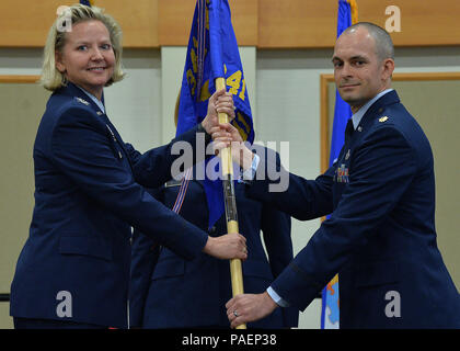 Maj. Darren Mattheis, rechts, übernimmt das Kommando über die 341. Comptroller Squadron von Col. Jennifer Reeves, 341 Raketen Wing Commander bei einem Befehl Zeremonie Juli 16, 2018, an der Grizzly Biegung an Malmstrom AFB, Mont Guidon bearer Master Sgt. Ruth Salender, 341 CPTS erster Sergeant, schaut an. (U.S. Air Force Foto von A1C Jakob M. Thompson) Stockfoto