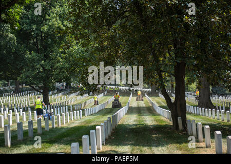 Freiwillige aus dem Nationalen Verband der Landschaft Professionals (Nalp) Belüften Abschnitt 28 der Arlington National Cemetery, Arlington, Virginia, 16. Juli 2018. Über 400 freiwillige Landschaft Profis in 22. jährliche Erneuerung des NALP teilgenommen und Erinnerung Veranstaltung auf dem Arlington National Cemetery. Freiwillige kohlensäurehaltiges Rasen, Blumen gepflanzt, Bewässerung Rohre, und installierte Beleuchtung Schutz auf mehreren Bäumen. (U.S. Armee Foto von Elizabeth Fraser/Arlington National Cemetery/freigegeben) Stockfoto