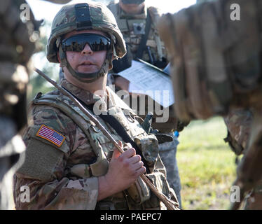 Mit dem ersten von vielen Iterationen einer regional ausgerichteten Kräfte (RAF) Ausbildung abgeschlossen, eine neue Welle von 34 Red Bull Infanterie Division Soldaten machen sich auf den Weg nach Hause, während andere ankommen, eine weitere Runde der Ausbildung am Lager Ripley Training Center am 15. Juli zum Start. RAF-Training ist ein Programm, das entworfen ist, um zu trainieren und Soldaten für den Einsatz in kulturellen und religiösen Normen der Region schiefergedeckt, sowie deren grundlegende Soldatentum Fähigkeiten beurteilen. Stockfoto