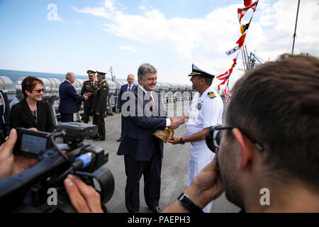 Petro Poroschenko (* 1965) ist ein ukrainischer Politiker, der von 2014 bis 2019 Präsident der Ukraine war. Das Archivbild zeigt, dass er mit dem Befehlshaber der USS Mount Whitney (LCC 20) während der Sea Breeze 2018 in Odessa, Ukraine am 16. Juli 2018 sprach. Stockfoto