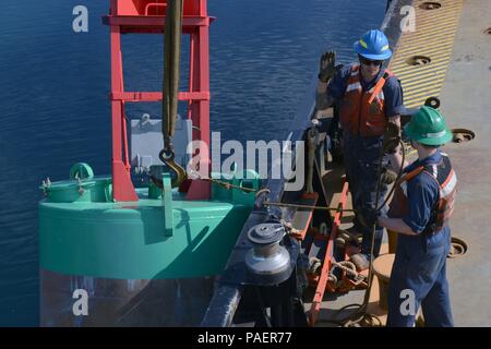 Coast Guard Cutter SPAR Crew Mitglieder durch eine Boje Evolution an Bord der Cutter für Ausbildung und Qualifizierung in Kodiak, Alaska, 17. Juli 2018. Die hardhat Farbe variation unterscheidet die qualifizierte und nicht qualifizierte Monteure in einer Boje Evolution. U.S. Coast Guard Foto von Petty Officer 3. Klasse Lauren Dean. Stockfoto