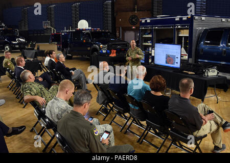 Sgt. 1. Klasse Damien Silva, Aufklärung noncommissioned Officer verantwortlich, 33. Zivile Support Team, District of Columbia der National Guard, der Schriftsatz eine Nationalgarde und Luftwaffe Führung am 16. Juli 2018, auf dem Bohrer Stock des D.C. Armory in Washington, D.C. Silva Führung auf die Möglichkeiten, die der 33. und 31 CST bereit waren, zu verwenden, wenn beim MLB All-Star Game 2018 Nationals Park benötigt informiert. (U.S. Army National Guard Foto von Kevin Valentine/freigegeben) Stockfoto