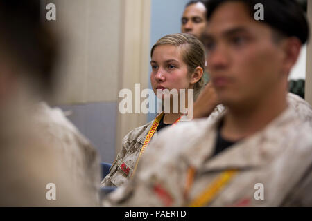 Beth Miller, ein Student an der Heiligsten Dreifaltigkeit katholische High School in Roswell, Georgia, hört zu, Sgt. Maj. Robin C. Fortner, das Marine Corps Systems Command Sergeant Major, sprechen über Führung und Mentoring während des Marine Corps Recruiting Befehl Summer's Leadership 2018 und Charakter Development Academy an Bord der Marine Corps Base Quantico, Virginia, 18. Juli. Etwa 200 Studenten in die Akademie aufgenommen wurden, die von einem Vorstand, der Marines, die aus Teilnehmern mit ähnlichen Charakterzüge wie Marines zu finden. Durch dritte Versprechen das Marine Corps bei, die Entwicklung von Qualität Bürger inspiriert Stockfoto