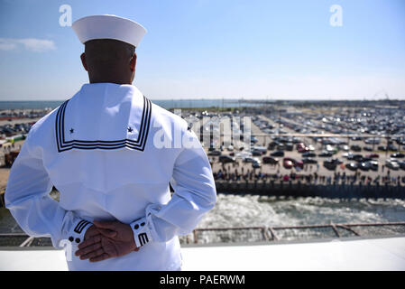 NORFOLK (11. April 2018) Personal Specialist 3. Klasse Anthony Weiß bemannt die Schienen an Bord der Flugzeugträger USS Harry S. Truman (CVN 75) während der Abfahrt des Schiffes von HOMEPORT. Harry S. Truman wird derzeit als das Flaggschiff der Harry S. Truman Carrier Strike Group umfasst; geführte-missile Cruiser USS Normandie (CG-60) und geführte - Flugzerstörer USS Arleigh Burke (DDG-51), USS Bulkeley (DDG-84), USS Farragut (DDG-99), USS Forrest Sherman (DDG-98), USS der Sullivans (DDG-68), USS Winston S. Churchill (DDG-81) für eine regelmäßig geplante Bereitstellung. Stockfoto