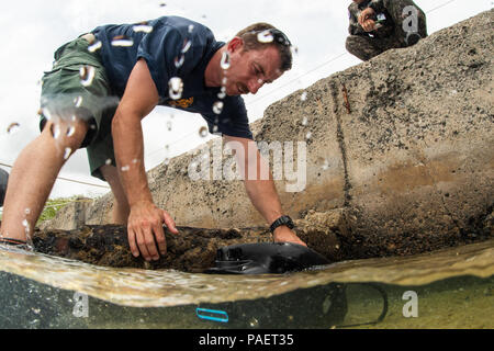 180718-N-CW 570-2142 JOINT BASE Pearl Harbor - HICKAM, Hawaii (18 Juli 2018) Senior Chief Ausrüstung Fahrer Jim McVicar, Underwater Bau Team (UCT) 2, betreibt Unterwasser Navigation Ausrüstung am Joint Base Pearl Harbor-Hickam während der Pacific Rim (Rimpac) Übung, Juli 18. 25 Nationen, 46 Schiffe, 5 U-Boote, über 200 Flugzeuge und 25.000 Angestellte beteiligen sich an Rimpac vom 27. Juni bis 2. August in und um die hawaiischen Inseln und Südkalifornien. Die weltweit größte internationale maritime Übung RIMPAC bietet eine einzigartige Ausbildung whi Stockfoto