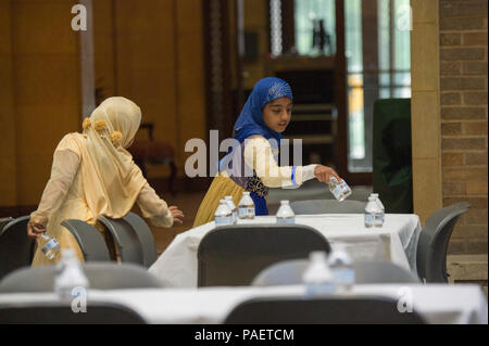 Saaraa Indorewala (9, blau) und Rida Indorewala (7) Die Tabellen für die Gäste der 8. jährlichen US-Landwirtschaftsministerium (USDA) Iftar Feier im Innenhof des Whitten Building in Washington, D.C., am Dienstag, 28. Juni 2016 vorbereiten. Das diesjährige Thema ist "Gemeinsam für eine bessere Welt: Reduzierung von Speiseresten zu Hause." Die Feier wurde von der USDA Zentrum für Faith-Based und Nachbarschaft Partnerschaften, Initiative auf asiatischen amerikanischen und pazifischen Inselbewohner, Bundes Asian Pacific American Council, Büro für Vielfalt und Integration gefördert, und in Partnerschaft mit der Islamic Relief USA. Ram Stockfoto