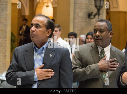 Gäste ihre Rechte über ihre Herzen für den Treueeid, während der 8. jährlichen US-Landwirtschaftsministerium (USDA) Iftar Feier im Innenhof des Whitten Building in Washington, D.C., am Dienstag, 28. Juni 2016. Das diesjährige Thema ist "Gemeinsam für eine bessere Welt: Reduzierung von Speiseresten zu Hause." Die Feier wurde von der USDA Zentrum für Faith-Based und Nachbarschaft Partnerschaften, Initiative auf asiatischen amerikanischen und pazifischen Inselbewohner, Bundes Asian Pacific American Council, Büro für Vielfalt und Integration gefördert, und in Partnerschaft mit der Islamic Relief USA. Ramad Stockfoto