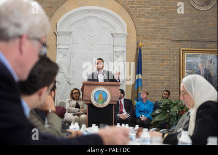 Islamic Relief USA Government Affairs Vertreter Jihad Saleh Williams während der 8. jährlichen US-Landwirtschaftsministerium (USDA) Iftar Feier im Innenhof des Whitten Building in Washington, D.C., am Dienstag, 28. Juni 2016. Das diesjährige Thema ist "Gemeinsam für eine bessere Welt: Reduzierung von Speiseresten zu Hause." Die Feier wurde von der USDA Zentrum für Faith-Based und Nachbarschaft Partnerschaften, Initiative auf asiatischen amerikanischen und pazifischen Inselbewohner, Bundes Asian Pacific American Council, Büro für Vielfalt und Integration gefördert, und in Partnerschaft mit der Islamic Relief USA. Ramadan Stockfoto