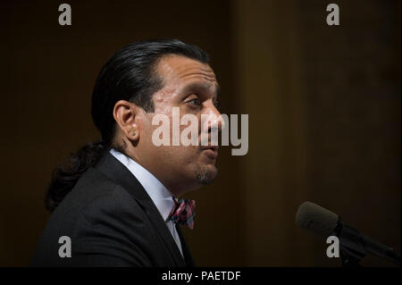 Islamic Relief USA Government Affairs Vertreter Jihad Saleh Williams während der 8. jährlichen US-Landwirtschaftsministerium (USDA) Iftar Feier im Innenhof des Whitten Building in Washington, D.C., am Dienstag, 28. Juni 2016. Das diesjährige Thema ist "Gemeinsam für eine bessere Welt: Reduzierung von Speiseresten zu Hause." Die Feier wurde von der USDA Zentrum für Faith-Based und Nachbarschaft Partnerschaften, Initiative auf asiatischen amerikanischen und pazifischen Inselbewohner, Bundes Asian Pacific American Council, Büro für Vielfalt und Integration gefördert, und in Partnerschaft mit der Islamic Relief USA. Ramadan Stockfoto