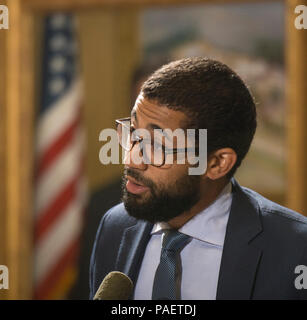 Islamic Relief USA Programme Coordinator Minkailu Oury Jalloh spricht über seine Erfahrungen bei der Katastrophenhilfe in Flint, Michigan bei der 8. jährlichen US-Landwirtschaftsministerium (USDA) Iftar Feier im Innenhof des Whitten Building in Washington, D.C., am Dienstag, 28. Juni 2016. Das diesjährige Thema ist "Gemeinsam für eine bessere Welt: Reduzierung von Speiseresten zu Hause." Die Feier wurde von der USDA Zentrum für Faith-Based und Nachbarschaft Partnerschaften, Initiative auf asiatischen amerikanischen und pazifischen Inselbewohner, Bundes Asian Pacific American Council, Büro für Vielfalt und Integration gefördert Stockfoto