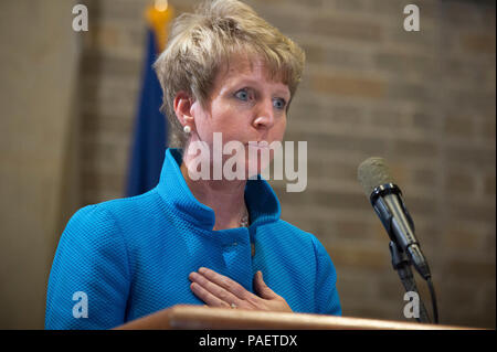 Us-Landwirtschaftsministerium (USDA) Zentrum für Ernährungspolitik und Förderung (CNPP) Geschäftsführer Angela Tagtow präsentiert die Grundsatzrede auf der 8. jährlichen USDA Iftar Feier im Innenhof des Whitten Building in Washington, D.C., am Dienstag, 28. Juni 2016. Das diesjährige Thema ist "Gemeinsam für eine bessere Welt: Reduzierung von Speiseresten zu Hause." Die Feier wurde von der USDA Zentrum für Faith-Based und Nachbarschaft Partnerschaften, Initiative auf asiatischen amerikanischen und pazifischen Inselbewohner, Bundes Asian Pacific American Council, Büro für Vielfalt und Integration gefördert und in partne Stockfoto