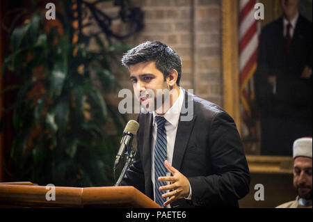 Das Weiße Haus Associate Director des öffentlichen Engagements & Kontakte zu muslimischen amerikanischen Gemeinschaften Zaki Barzinji während des 8. jährlichen US-Landwirtschaftsministerium (USDA) Iftar Feier im Innenhof des Whitten Building in Washington, D.C., am Dienstag, 28. Juni 2016. Das diesjährige Thema ist "Gemeinsam für eine bessere Welt: Reduzierung von Speiseresten zu Hause." Die Feier wurde von der USDA Zentrum für Faith-Based und Nachbarschaft Partnerschaften, Initiative auf asiatischen amerikanischen und pazifischen Inselbewohner, Bundes Asian Pacific American Council, Büro für Vielfalt und Integration gefördert, und in den Partnerländern Stockfoto