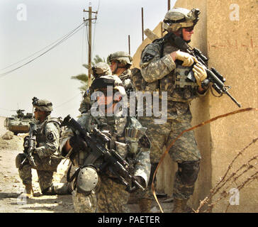 Us-Armee Soldaten aus Bravo Company, 1.Bataillon, 23 Infanterie Regiment führen einen Bereich Aufklärungsmission in Bagdad, Irak, Nov. 11, 2006. Stockfoto