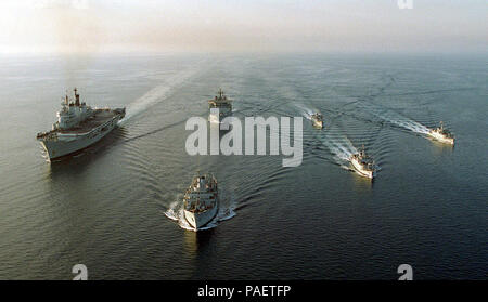 Nördlichen Persischen Golf rendezvous: Schiffe der britischen Royal Navy Dritte Mine Gegenmaßnahmen Squadron kurz Treffen der Flugzeugträger HMS Illustrious (RO6) (links). Die faslane Auf meinen Jäger INVERNES (M102), BRIDPORT (M105), und SANDOWN (M101) (rechts), waren durch ihre Unterstützung Schiff königliche Flotte vorwärts Reparatur Schiff, Fleiß (A 132) (Mitte vorne) begleitet und die Umfrage Schiff HMS HERALD (A 138) (Mitte hinten). Stockfoto