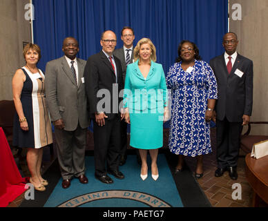 24. Juni 2015 Р Р Washington, DC US-Staatssekretär für Arbeit Thomas Perez liefert Erläuterungen im ILAB Kakao treffen. Vor Beginn der Sitzung Generalsekretär Perez trifft sich mit Madame Dominique Ouattara, First Lady der Republik Côte d'Ivoire. Im Bild von links nach rechts: Susan Snyder Smith, Ebenezer Adjirackov, Minister des Handels für die Botschaft von Ghana, Sekretär Thomas Perez, Bill Guyton, Präsident und CEO der World Cocoa Foundation, Madame Dominique Ouattara, First Lady der Republik Côte d'Ivoire, Anne Desiree Ouloto, Minister der Solidarität, Familie, Frauen, und Kinder der Cote Stockfoto