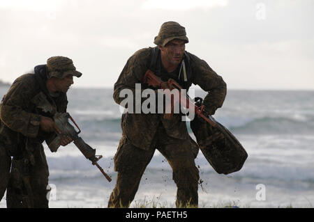 Marine Sgt. Jonathan Schannep (rechts) von San Leandro, Kalifornien, ein Assistent, Team Leader mit 4 Force Reconnaissance Firma, 2 Platoon, und Marine Sgt. Eric Anderson von Corona, Kalifornien, ein Assistent, Radio Telefon mit der platoon, führen Sie eine erste Erkundung der Strand nach an Land schwimmen 23.08.2014, an der Kaneohe Bay Bereich Training Service während der letzten Mission Profil des Unternehmens (FMP). Die FMP war der letzte Teil einer zweiwöchigen jährliche Ausbildungszeit, wenn mehr als 130 4 Force Reconnaissance Company Marinen Übungen inklusive live Feuer- und Abbrucharbeiten, Stockfoto