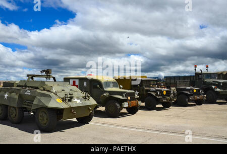 Ein U.S. Army M20 armored Car, Links, sitzt in einer Linie mit anderen Fahrzeugen während einer Anzeige an der 5. jährlichen Größte kleine Airshow über Gemeinsame Base Pearl Harbor-Hickam, Hawaii, Aug 18., 2012. Die show historische Flugzeuge sowie ferngesteuerte Modelle. Stockfoto