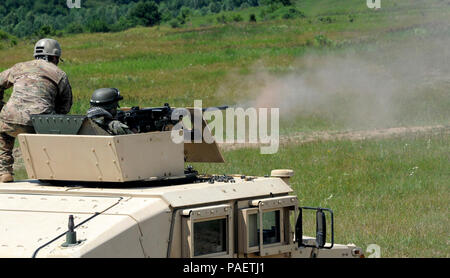 Ein Mitglied der Slowakischen Republik 5 Special Forces Regiment feuert eine US 50-Kaliber Heavy Machine Gun auf ein Ziel als U.S. Army Special Forces Sergeant vom 1.Bataillon, 10 Special Forces Group (Airborne) beobachtet als Teil einer Partnerschaft Entwicklung Programm Veranstaltung auf dem Truppenübungsplatz, dass in der Slowakei. Stockfoto