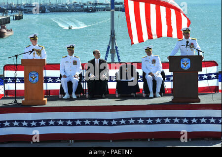 CAIRNS, Australien (31.07.2013) Vizepräsident Adm. Scott H. Swift, Commander, U.S. 7 Flotte, macht Bemerkungen bei einem Befehl Zeremonie mit Vice Adm. Robert L. Thomas Jr neben Jeffrey Bleich, US-Botschafter in Australien, Mitte, und Kapitän John Shimotsu, 7 Flotte Kaplan an Bord des Flaggschiffs USS Blue Ridge (LCC 19) in Cairns, Australien. Blue Ridge und schiffte sich 7 Flotte Mitarbeiter sind derzeit auf Patrouille Vorwärtsbetrieb, Gebäude maritime Partnerschaften und der Durchführung von Sicherheit und Stabilität. Stockfoto