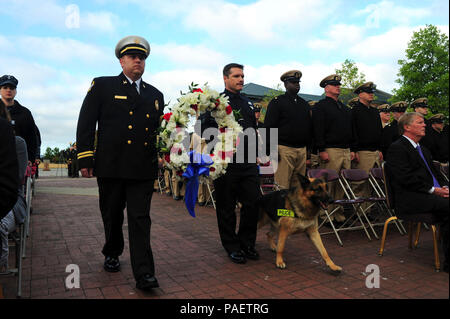 Mitglieder der Naval Station Everett Feuerwehr eine feierliche Kranzniederlegung beim Denkmal 9/11 Zeremonie in Jackson Plaza auf der Naval Station Everett vorhanden. Service für Mitglieder, deren Familien, Rentner, Zivilisten, und DoD-Mitarbeiter nahmen an der diesjährigen Patriot Veranstaltung zu Ehren der Gefallenen Männer und Frauen, die in der terroristischen Anschläge am 11 September, 2001 zu zahlen. Stockfoto