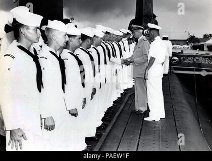 In diesem undatierten Foto Adm. Jerauld Wright, Oberbefehlshaber der US-Atlantic Fleet, persönlich beglückwünscht jedes Mitglied der Besatzung der Schleie-Klasse Diesel-U-Boot USS Grenadier nach Vergabe der Crew die Jerauld Wright Award" ein Fall von Jack Daniels Old No.7 Black Label Tennessee Whiskey." Der grenadier die Auszeichnung verdient, 29. Mai 1959 für den Nachweis der Sowjetunion leitete u-boot Operationen in den Atlantischen Ozean. Stockfoto