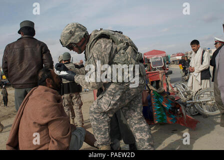 Us-Armee Pfc. Michael McDonald prüft die Vitalparameter eines afghanischen Mann, der sein Motorrad auf der Autobahn 1 ruiniert, in der Nähe von Forward Operating Base Vulcan in der Provinz Ghazni, Afghanistan, 24.02.24. McDonald, Neugeborene, Ga, Eingeborener, dient als Medic mit 1 Platoon der Georgia National Guard, das Unternehmen D, 1.BATAILLON, 121 Infanterie Regiment, 48th Brigade Combat Team. ( Stockfoto