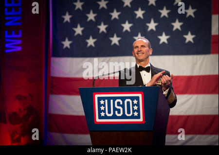 NEW YORK (31. 13, 2012) Chef der Naval Operations (CNO) Adm. Jonathan Greenert dank Militär Ehepartner und Kinder zusammen mit Ihren Lieben in der Heimat auf der 51 USO Streitkräfte Gala und Goldmedaille Abendessen. Stockfoto