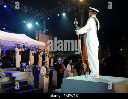 JINHAE, Republik Korea (2. April 2015) der Master Chief Petty Officer Gijin Kim, drum Major, führt die Musiker aus den USA 7 Flotte Band und Koreanische Marine Band Mitglieder aus jinhae Naval Base in der öffnung Hymne einer gemeinsamen Open-Air-Konzert im Rahmen der 53. jährlichen Jinhae Cherry Blossom Festival, April 2. Aus professionellen Musikern, Marine die US-Marine 7 Flotte Band begibt sich an Bord der USS Blue Ridge (LCC 19), Flaggschiff der US-amerikanischen 7-Flotte, während Bereitstellungen und hat für Tausende Zuschauer Indo-Asia-Pazifik-Region durchgeführt. Stockfoto