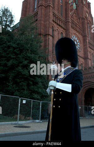 WASHINGTON, D.C. (Jan. 21, 2013) Drum Major der US-Navy Band, Master Chief Joe Brown Pausen als Marine Band ihren Weg nach unten Jefferson Drive auf der National Mall macht auf der 57. Tagung der Eröffnungs-Parade. Derzeit aus 99 Soldaten Musiker, ein Tambourmajor und vier Polizisten, die Marine Präsidentschafts-einweihung Band hat marschierten in der Eröffnungs-Parade, seit Präsident Herbert Hoover's in 1929. Mehr als 5.000 Mitglieder aus allen fünf Niederlassungen des Militärs wird mit JTF-NCR-Arbeit der 57 Präsidentschafts-einweihung, Jan. 21, 2013 zu unterstützen. Stockfoto