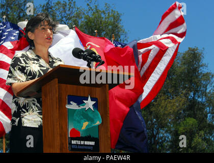 Hawaii reg. Linda Lingle, Adressen mehr als 1.500 Gäste, darunter Veteranen und Active Duty Service für Mitglieder, die während der 65. Jahrestag der Schlacht um Midway Gedenkfeier an der Schlacht um Midway National Memorial am Midway Atoll. Midway Atoll ist weniger als 150 Meilen östlich der Internationalen Datumsgrenze entfernt und ist ein National Wildlife Refuge, deren Mission es ist, die auf Erhaltung und Schutz der biologischen Vielfalt und der historischen Ressourcen des Atolls wiederherstellen. Stockfoto