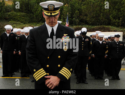 HARBOR, Washington (Sept. 21, 2012) Kapitän Christopher T. Phillips, Executive Officer der Naval Air Station Whidbey Island (NASWI) beugt seinen Kopf, als der Befehl Kaplan das Closing Invocation liefert bei einem Festakt zum 70. Jahrestag des Team Whidbey, an Sept. 21 zu ehren. Team Whidbey ist der Name an der Zusammenarbeit der NASWI und der Zustand von WashingtonÕs Whidbey Island gegeben. Die offizielle Partei in Anwesenheit inbegriffen lokale U.S. Navy Vorgesetzten sowie Island County Vorgesetzten, Kapitän Jay ÒTankÓ Johnston Kommandierender Offizier NASWI, Dr. Allyson Brooks Washington State Historic Preservation Officer, Mai Stockfoto