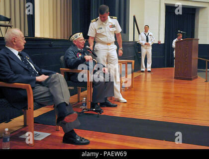 Captain David A. Culler, Kommandierender Offizier, Norfolk Naval Station (NAVSTA), Recht, hält ein Mikrofon für ehemaliger Chief Aviation Maschinist Mate Earnest "Dave" Davenport, diente als ein Maschinist Mate und meldete der Pilot und 60 Arbeitsstunden während der Schlacht um Midway, als er seine Erinnerung an die Schlacht bei der 71. BOM Jubiläumsfeier Aktien statt am NAVSTA. Die historischen und entscheidende Schlacht, die vom 4. bis 7. Juni 1942 stattfand gilt als der Wendepunkt im Pazifik während Zweiter Weltkrieg, US Navy Carrier Strike Kräfte, ergänzt durch landgestützte Bomber und Torpedo Flugzeuge, bislang Stockfoto