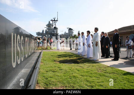 Hafen (31. 7, 2013), die Mitglieder von der Japan religiöse Komitee für den Föderation pay respektiert auf der USS Oklahoma Memorial service Mitglieder tötete, an Bord des Schlachtschiffes USS Missouri (BB 37) während der 7. Dezember 1941 den japanischen Angriff auf Pearl Harbor. Stockfoto