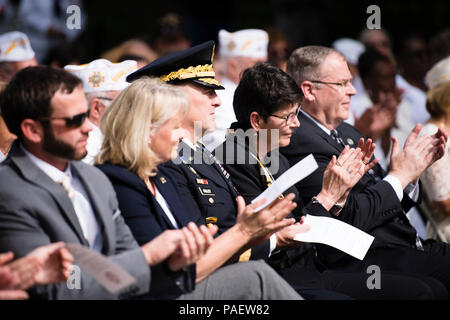 Generalstabschef der Armee, General Mark A. Milley applaudiert während Erläuterungen während der 75. jährlichen Feier des Goldenen Stern Mutter Sonntag in Arlington National Cemetery, Sept. 27, 2015 in Arlington, Virginia." Heute gegeben sind, wir ehren die Gold Star Mütter und Familien, die die Erinnerungen derer, die bereit sind ihr Leben für die Vereinigten Staaten zu verlegen und die Freiheiten, für die wir stehen, "US-Präsident Barack Obama in einer präsidialen Proklamation über Gold Star Mutter und der Tag der Familie, die während der Zeremonie von Sam Eckenrode gelesen wurde, Urenkelin des Firmengründers der amerikanischen Gehen angegeben Stockfoto