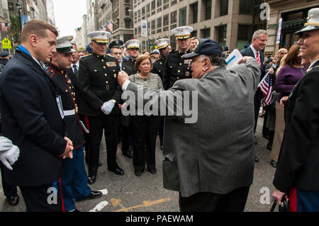 Us Marine Corps General John F. Kelly, Commander, U.S. Southern Command (SOUTHCOM), zweite von links und anderen Parade marchers erhalten ein Briefing von Pat Gualtieri, Executive Director des United Veteranen Krieg Rat und die New York City Veterans Day Parade vor dem Beginn der Parade in New York City, Nov. 11. Stockfoto