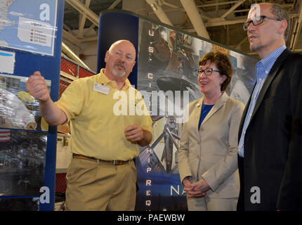 KITTERY, Maine - 5/27/15 - US-Staatssekretär für Arbeit, Thomas Perez und US-Senatorin Susan Collins (R-Maine) hören Sie Outreach Program Manager Richard Ceccetti in Portsmouth Naval Shipyard in Kittery (PNS) am Mittwoch. Die Delegation besuchte PNS und Bath Iron Works in Bath, privaten und öffentlichen Partnerschaften Lehrstellen Unterstützung in der maritimen Industrie zu fördern. Stockfoto