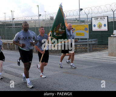 Guantánamo Bay, Kuba - Armee Oberstleutnant Alexander Conyers (links), kommandierender Offizier der 525th Military Police Battalion, führt die Einheit auf eine Formation an der Joint Task Force Guantanamo, 7. Juli 2010. Die 525Th MP Bataillons stellt einen Teil der Wache bei JTF Guantanamo. JTF Guantanamo bietet sichere, humane, legalen und transparenten Pflege und Verwahrung der Häftlinge, einschließlich derer, die durch militärische Kommission bestellt wurden, und solchen, die von einem Gericht verurteilt veröffentlicht. Die jtf führt Intelligenz Sammlung, Analyse und Verbreitung für den Schutz von Gefangenen und Personal arbeiten in JTF Guantanam Stockfoto