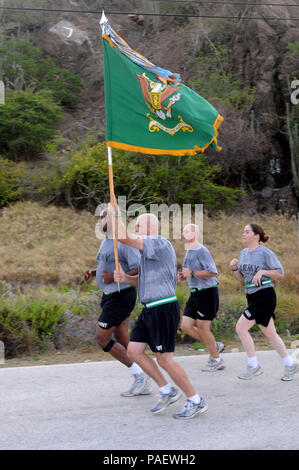 Guantánamo Bay, Kuba - Army Command Sgt. Maj. Steven Raines, mit der 525Th Military Police (MP) Battalion, 525Th MP Bataillons trägt die Farben am Ende eines Bataillons beim Joint Task Force Guantanamo, 7. Juli 2010. Die 525Th MP Bataillons stellt einen Teil der Wache bei JTF Guantanamo. JTF Guantanamo bietet sichere, humane, legalen und transparenten Pflege und Verwahrung der Häftlinge, einschließlich derer, die durch militärische Kommission bestellt wurden, und solchen, die von einem Gericht verurteilt veröffentlicht. Die jtf führt Intelligenz Sammlung, Analyse und Verbreitung für den Schutz von Gefangenen und Personal w Stockfoto