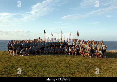 Oberstleutnant William S. Wozniak, Commander, 525Th Military Police Battalion, posiert für ein Gruppenfoto mit seinen Soldaten nach einem Befehl um Joint Task Force Guantanamo in der Vorbereitung für seinen Wechsel der Befehl hier ausführen, 4. August 2008. Die 525Th MP Bataillons bietet viel von der Wache in Haftanstalten der JTF. JTF Guantanamo führt sichere und humane Pflege und Verwahrung von Inhaftierten feindliche Kämpfer. Die jtf führt Befragung Operationen strategische Intelligenz zur Unterstützung der globalen Krieg gegen den Terror zu sammeln und unterstützt die Strafverfolgungsbehörden und Kriegsverbrechen Untersuchungen. JTF Guanta Stockfoto