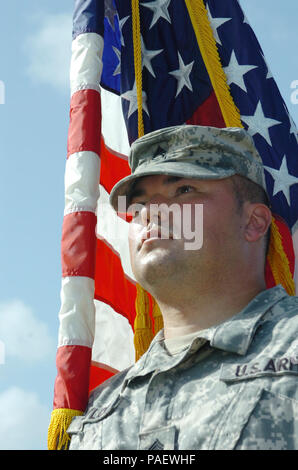 Guantánamo Bay, Kuba - Staff Sgt. Donald Taylor, Mitglied der 525th Military Police Battalion beteiligt sich an einem Übergang der Verantwortung Zeremonie an der Joint Task Force Guantanamo, 9. Mai 2008. Die 525Th bietet viel von der Wache, die Inhaftierung der Sendung der JTF. JTF Guantanamo führt sichere und humane Pflege und Verwahrung von Inhaftierten feindliche Kämpfer. Die jtf führt Befragung Operationen strategische Intelligenz zur Unterstützung der globalen Krieg gegen den Terror zu sammeln und unterstützt die Strafverfolgungsbehörden und Kriegsverbrechen Untersuchungen. JTF Guantanamo ist verpflichtet für die Sicherheit und die Sicherheit eines Stockfoto