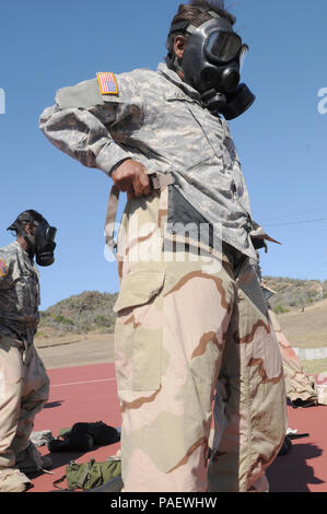 Guantánamo Bay, Kuba - Sgt. Mary Gordon, der 525Th Military Police Battalion zugeordnet zieht Gemeinsame leichte integrierte Anzug Technologie (JLIST) Hosen beim Buckeley Feld, März 3. Mitglieder des Bataillons, die obligatorische Bi - jährliche Schulungen zum richtigen Tragen der JLISTs. JTF Guantanamo bietet sichere, humane, legalen und transparenten Pflege und Verwahrung der Häftlinge, einschließlich derer, die durch militärische Kommission bestellt wurden, und solchen, die von einem Gericht verurteilt veröffentlicht. Die jtf führt Intelligenz Sammlung, Analyse und Verbreitung für den Schutz von Gefangenen und Personal arbeiten in JTF Guantan Stockfoto