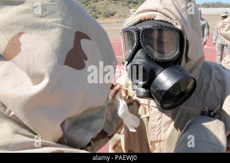 Guantánamo Bay, Kuba - SPC. J Woodard, der 525Th Military Police Battalion zugewiesen hat die Haube Saiten seiner gemeinsamen leichten integrierte Anzug Technologie (JLIST) Mantel an Buckeley Feld, März 3 gelöst. Mitglieder des Bataillons, die obligatorische Bi - jährliche Schulungen zum richtigen Tragen der JLISTs. JTF Guantanamo bietet sichere, humane, legalen und transparenten Pflege und Verwahrung der Häftlinge, einschließlich derer, die durch militärische Kommission bestellt wurden, und solchen, die von einem Gericht verurteilt veröffentlicht. Die jtf führt Intelligenz Sammlung, Analyse und Verbreitung für den Schutz von Häftlingen und Person Stockfoto