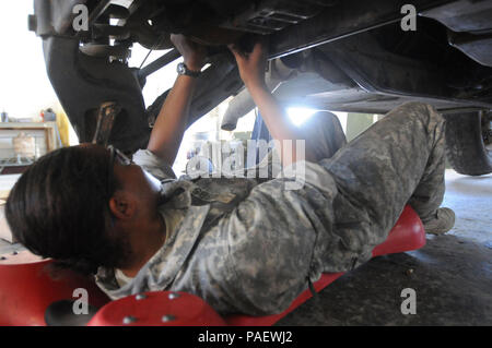 Guantánamo Bay, Kuba - Armee Sgt. Sierra Bibbs, ein Generator Reparatur Unteroffizier mit der 525Th Military Police Battalion zu Joint Task Force Guantanamo zugeordnet, installiert die Bremsen auf einem Humvee an das Bataillon motor Pool, 10. Mai 2010. Die 525Th MP Bataillons stellt einen Teil des JTF Guantanamo Wache. JTF Guantanamo führt sicher, humane, legalen und transparenten Pflege und Verwahrung der Häftlinge, einschließlich derer, die durch militärische Kommission bestellt wurden, und solchen, die von einem Gericht verurteilt veröffentlicht. Die jtf führt Intelligenz Sammlung, Analyse und Verbreitung für den Schutz Stockfoto