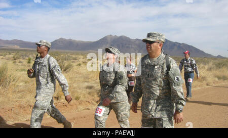 Armee SPC. Juan Jackson, Staff Sgt. Johanna DeJesus und Sgt. 1. Klasse Jorge Moreira stetig mit den Mitgliedern des Teams während der bataan Gedenkstätte Todesmarsch im White Sands Missile Range, N.M., März 29. Die Teammitglieder von der 525th Military Police Battalion zu Joint Task Force Guantanamo für sechs Wochen trainiert vor der Veranstaltung. JTF Guantanamo führt sicher, humane, legalen und transparenten Pflege und Verwahrung der Häftlinge, einschließlich der Verurteilten durch militärische Kommission bestellt wurden, und solchen, die freigegeben. Die jtf führt Intelligenz Sammlung, Analyse und Verbreitung für den Schutz von d Stockfoto