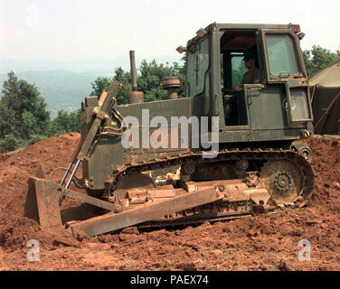 Albanien (16. Juni 1999) - Equipment Operator Constructionman Dan Lasich von Rosenberg, oder, etwas, Boden am Lager Keil, Naval Mobile Konstruktion Bataillon VIER (NMCB VIER). Forward Operating Base in Albanien. NMCB Vier werden Sie 25 Meilen von Straßenarbeiten in der Nähe von Kukes, Albanien zur Unterstützung der Operation leuchtende Hoffnung. Betrieb leuchtende Hoffnung ist das multinationale NATO und US-Betrieb bringen Nahrung und Schutz zu Tausenden von Vertriebenen im Kosovo. U.S. Navy Stockfoto